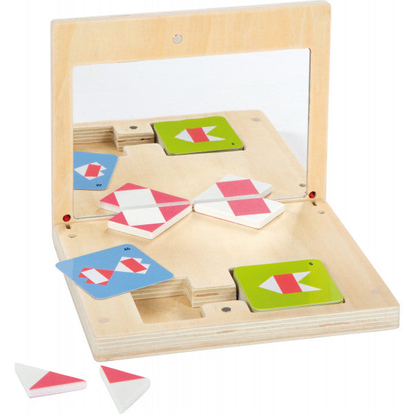 Symmetry Game with Mirror